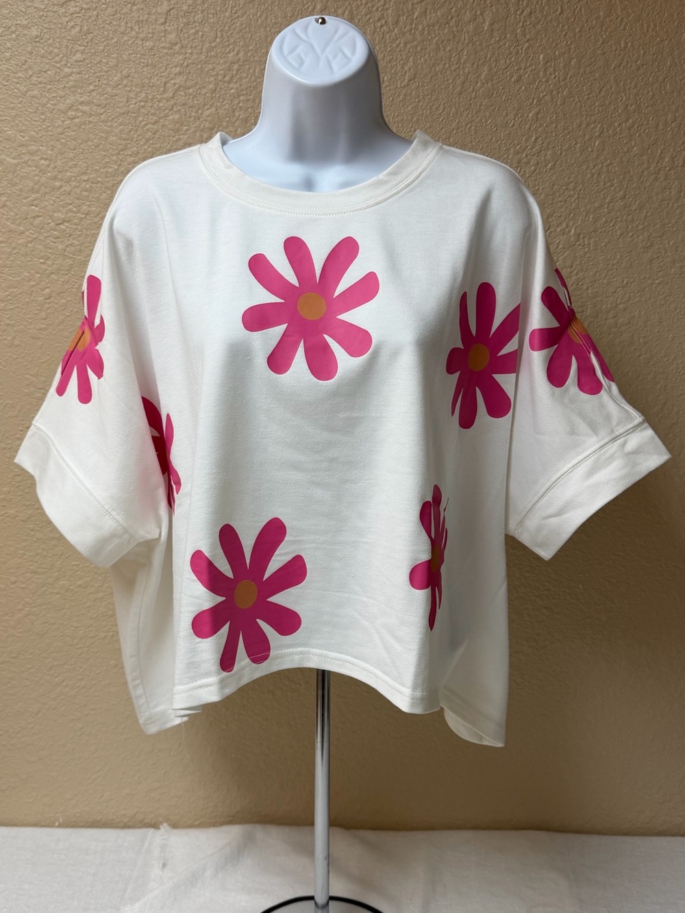 4/$20 Women’s White Boxy Short Sleeve Sweatshirt with Pink Daisy Print